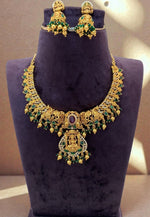 Load image into Gallery viewer, Traditional short necklace with green and pink stone