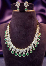 Beautiful victorian polish short necklace with green stone