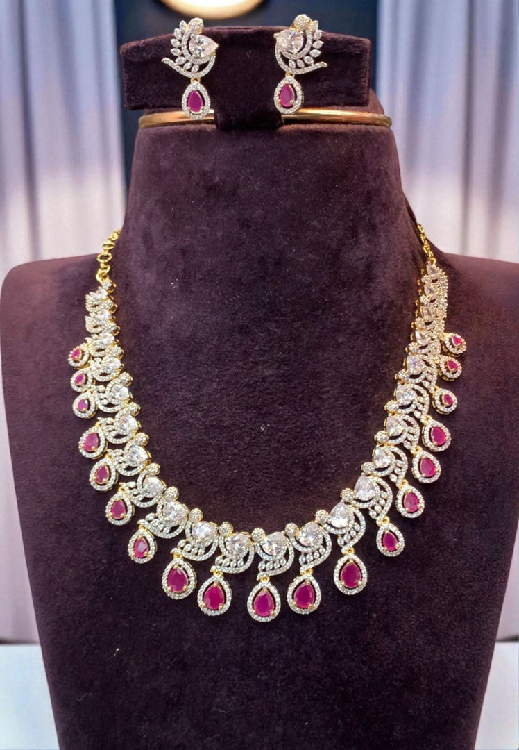 Beautiful victorian polish short necklace with green stone