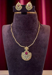 Beautiful short necklace with Victorian polish with pink stone