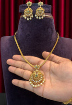 Load image into Gallery viewer, Beautiful short necklace with green stone

