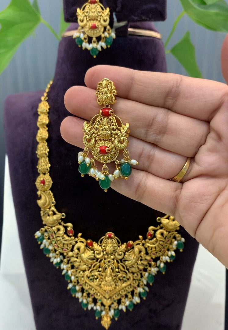 Beautiful short necklace with green stone