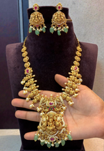 Load image into Gallery viewer, Beautiful short necklace with green beads and nakshi polish
