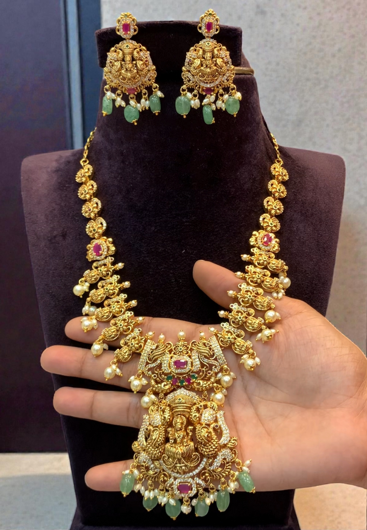 Beautiful short necklace with green beads and nakshi polish